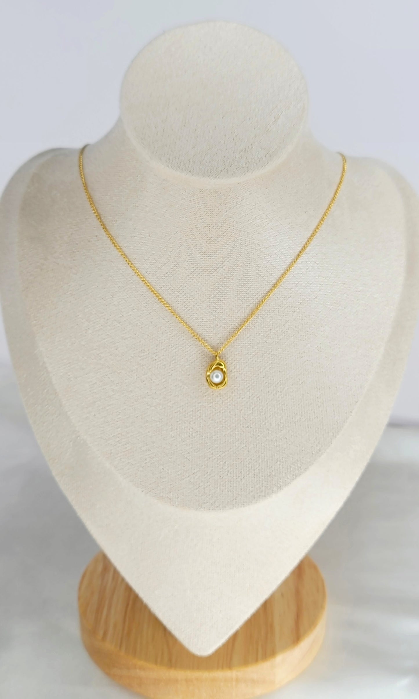 Pearl/Gold Necklace