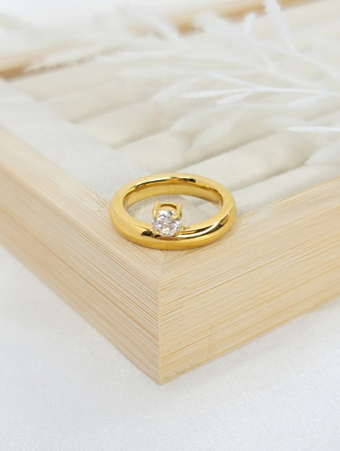 Solitaire Gold Band