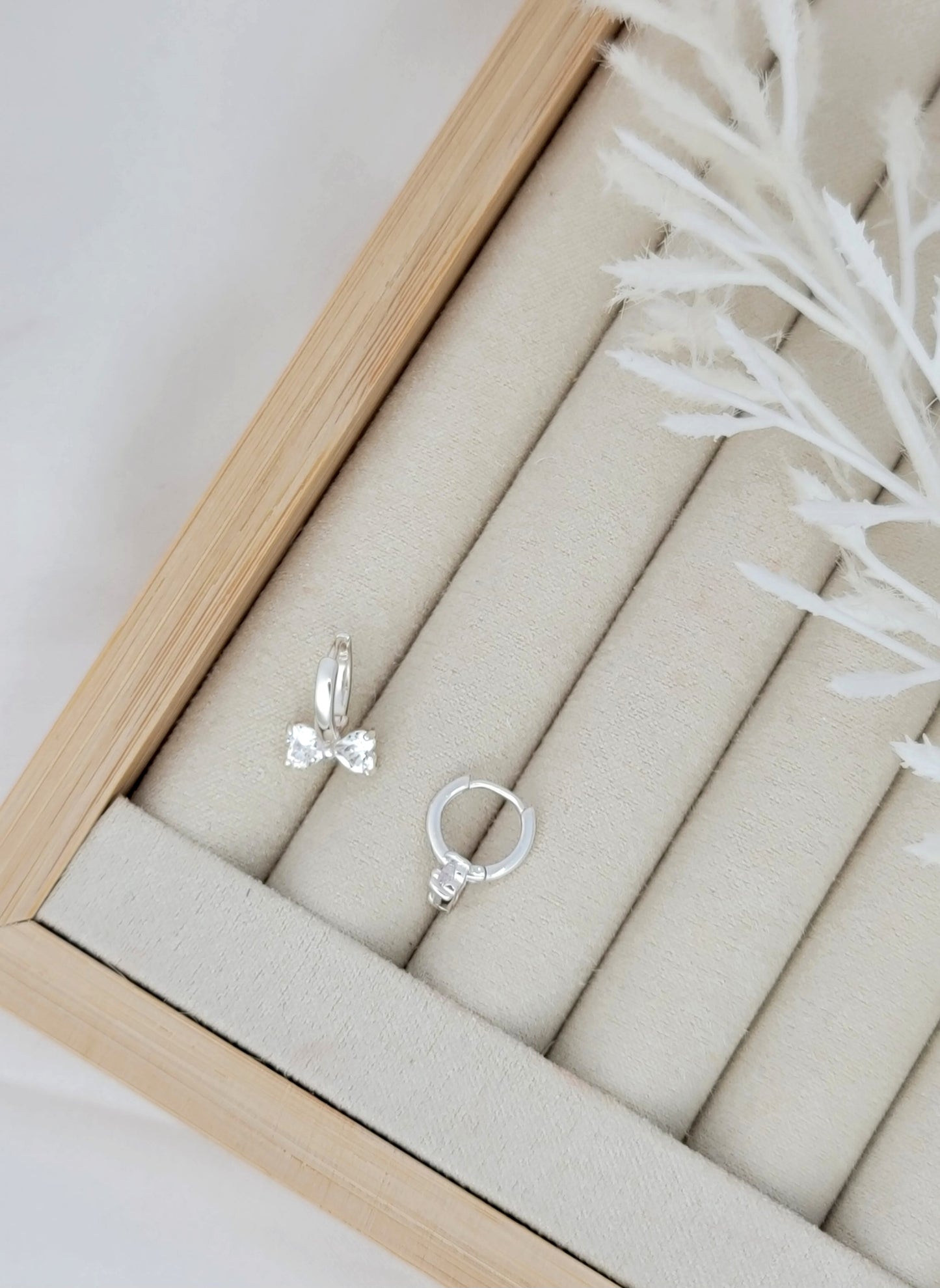 Mini Bow Huggies 8mm - Silver