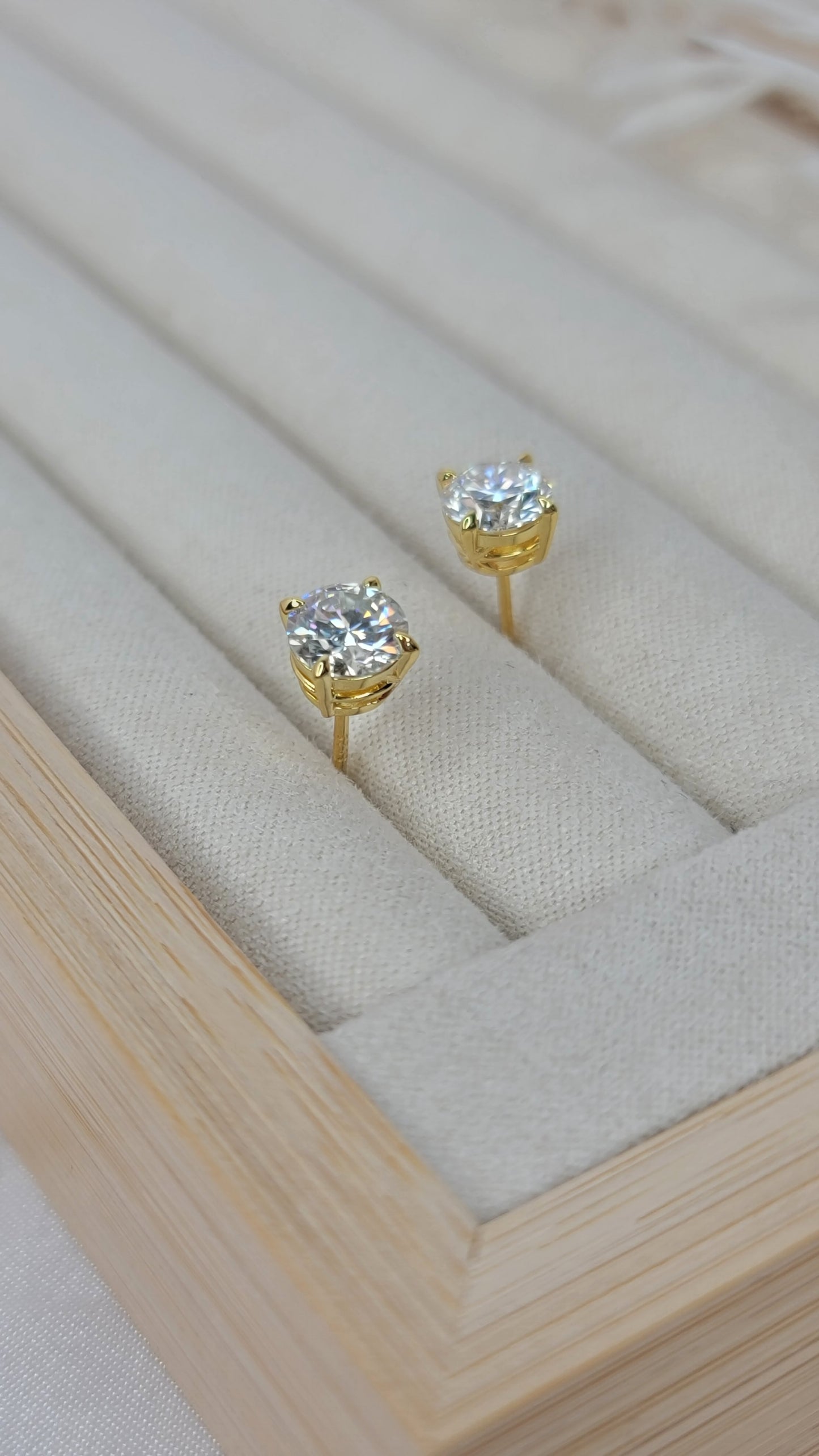 Round Cut Moissanite Studs