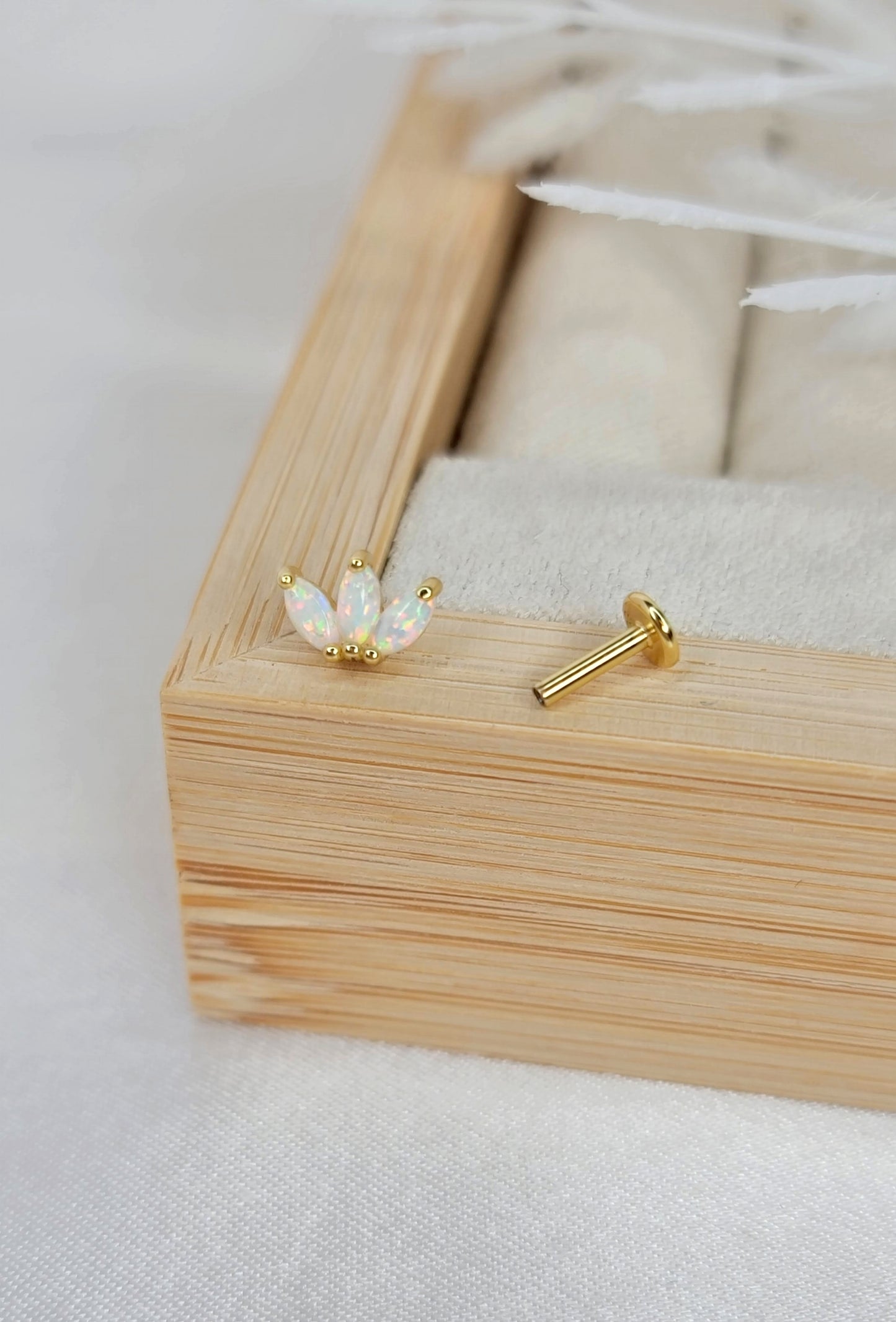 White Lotus Flatback Screw On